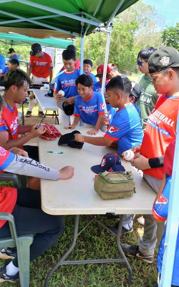 Tashiro and Akiyoshi signing autograph.