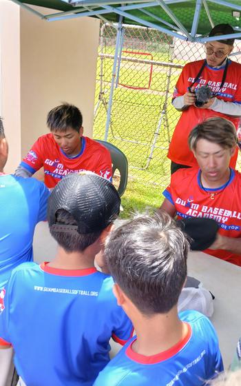 Tashiro and Akiyoshi signing autograph.