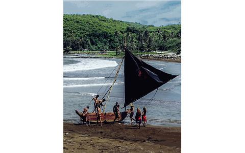 Photo Of some people are trying to set sail from the beach.