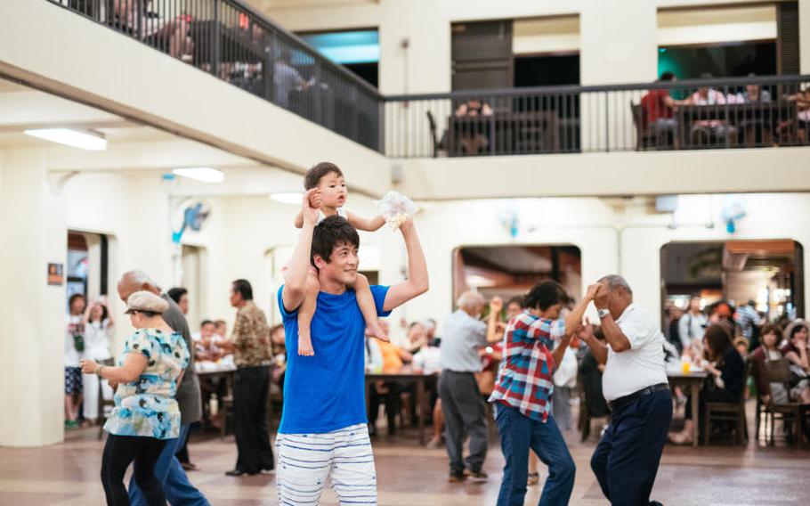 participants enjyong dancing.